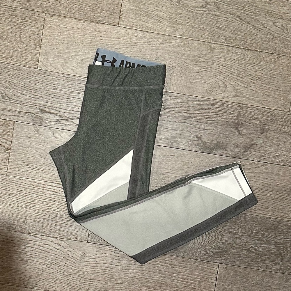 Under Armour Grey & White 3/4 Length Leggings Size M